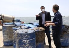 Καθαρίζει η Π.Κ. Μακεδονίας τον Θερμαϊκό από πλαστικούς ρύπους αλλά δεν «καθαρίζει» τους ενόχους των ρύπων!